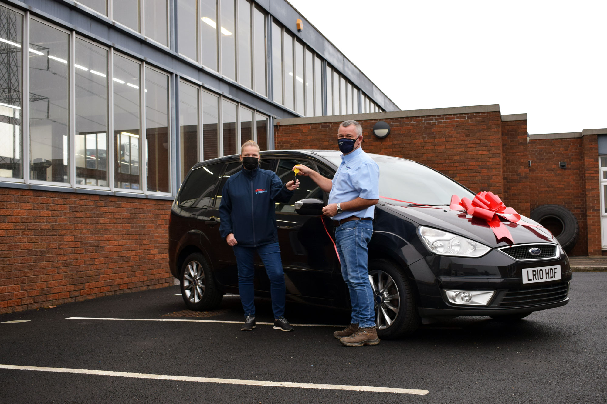 North Doncaster Development Trust and SYNETIQ spread Christmas cheer across Doncaster